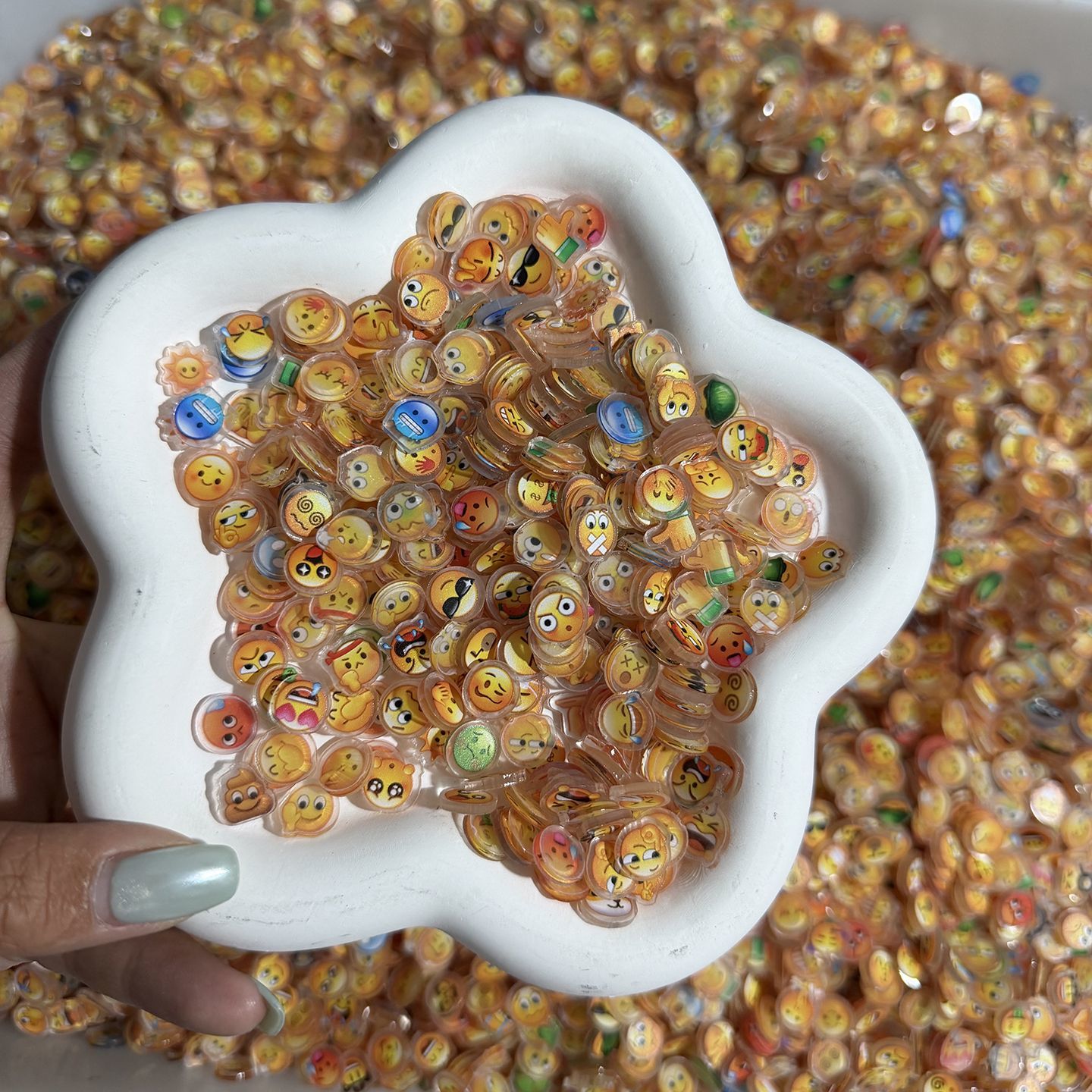 Photography Exhibition - Nieuwe aanwinst: 1cm emoji acrylschijfjes, doe-het-zelf
